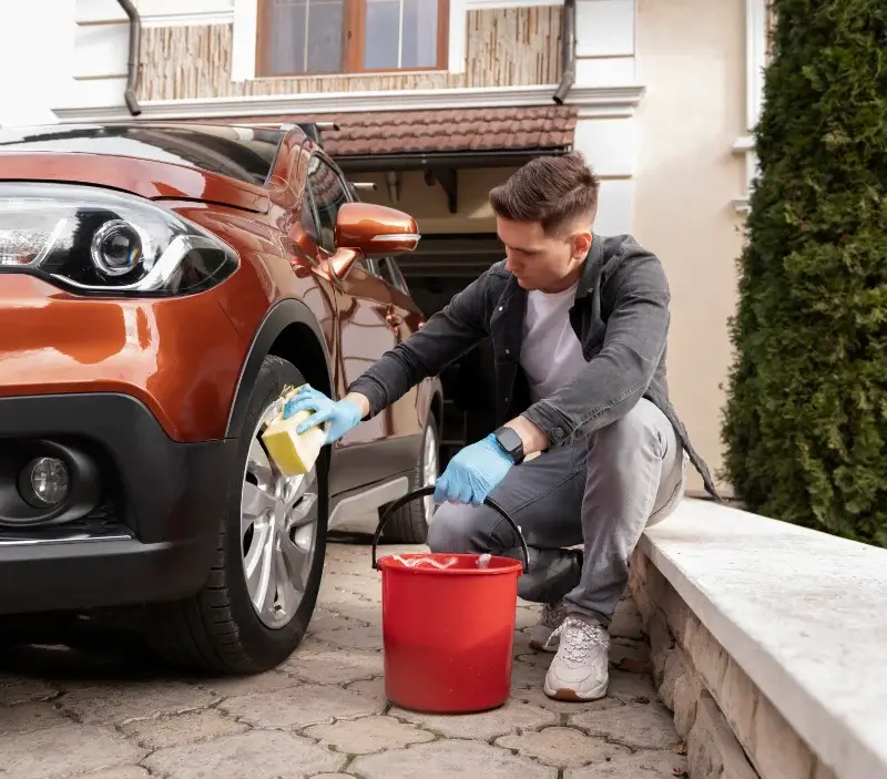 Lavage auto à domicile La Motte-d'Aigues : professionnel intervenant sur un véhicule